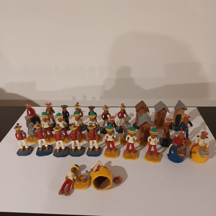 Peças xadrez antigas em argila pintadas à mão