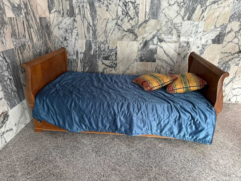 Moveis madeita maciça impecaveis ,2X comodas, roupeiro, aparador, cama