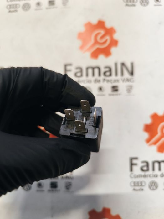 Réle  - 8K0951253 - VW GOLF V (1K1)