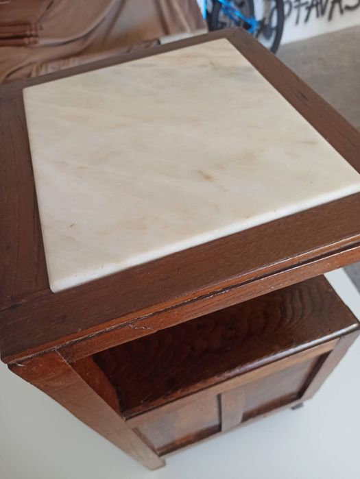 Mesinha de cabeceira Restaurada com pedra mármore
