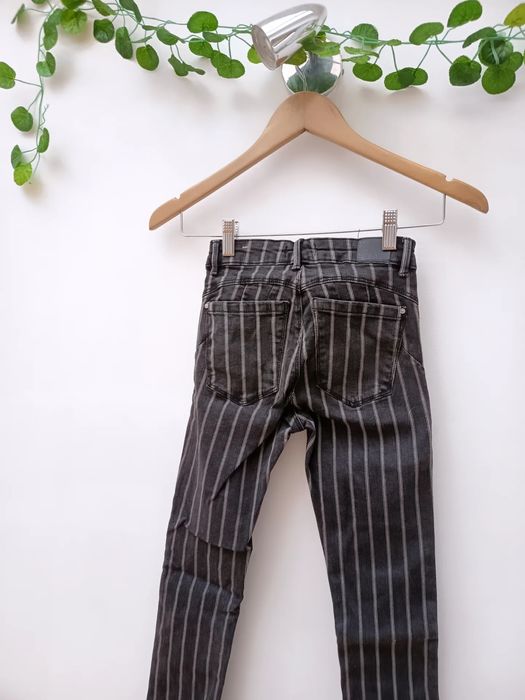 Calças de Ganga Skinny às Riscas