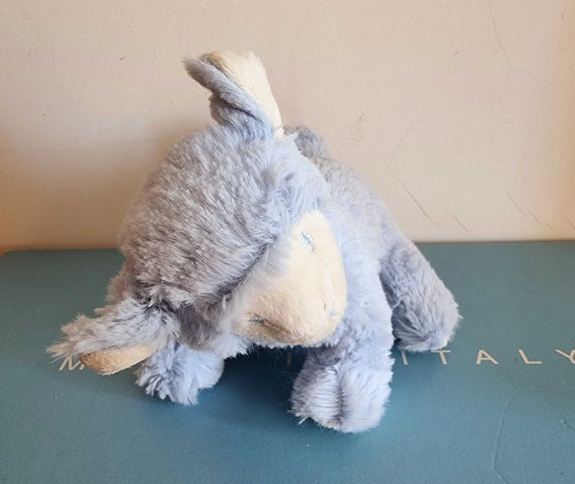 Ovelha azul e branca de peluche