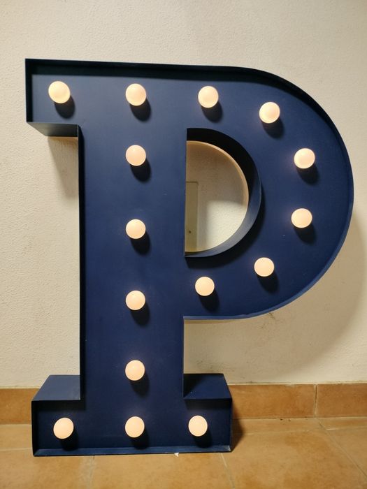 Letra P alumínio com luz