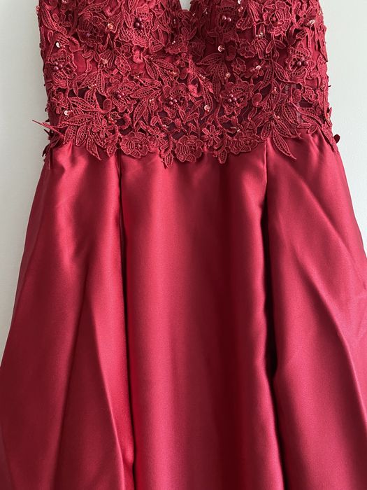 Vestido de gala vermelho cereja