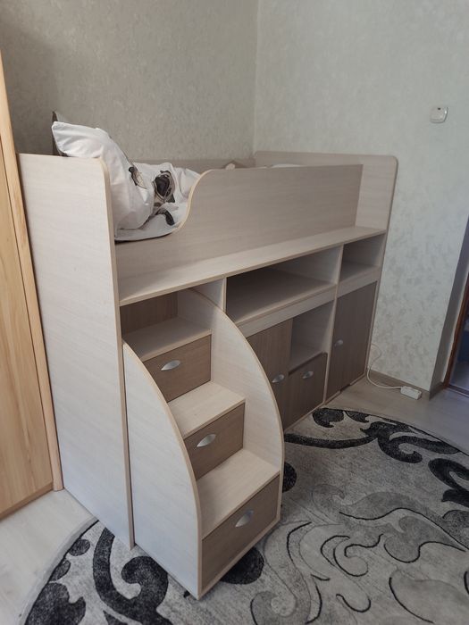 Дитяче ліжко-горище з висувними сходами та столом