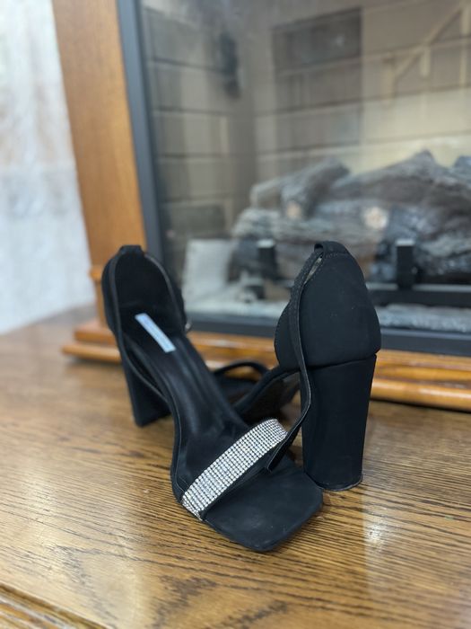 Босоножки на каблуке