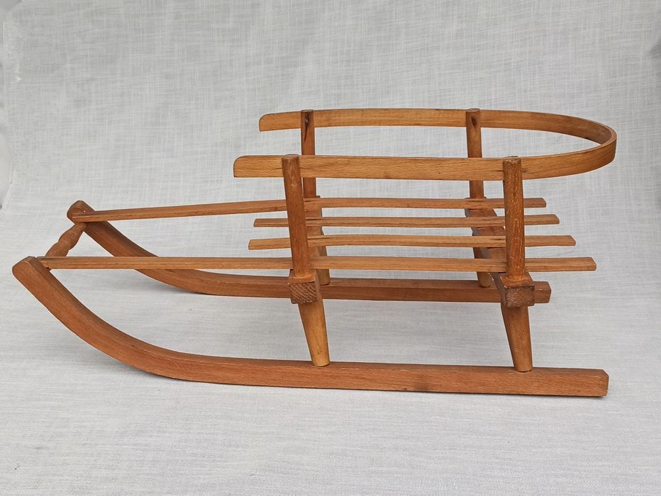 Małe drewnianiane sanki, dekoracja