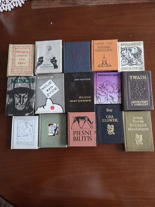 Kolekcja 41  miniaturowych książek z lat 80-tych XX w