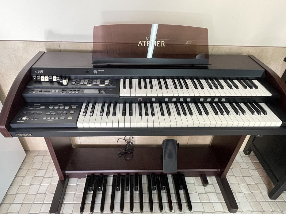 Órgão Roland AT100 + Banco