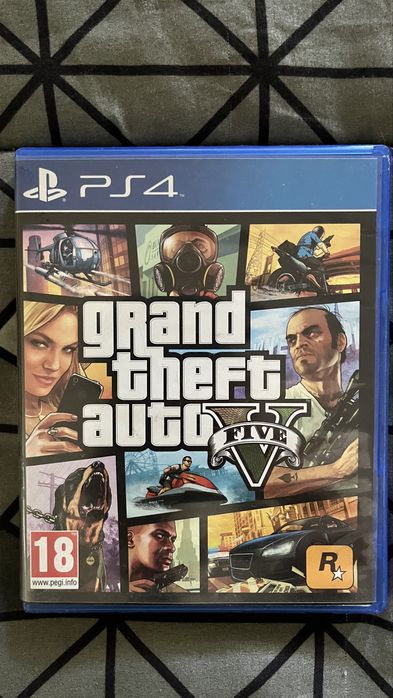 PlayStation 4 (modelo normal) usada com jogos e comando