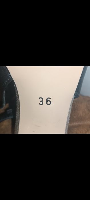 Продам в хорошому состояні босоніжки купляла за 2000 продам 1600