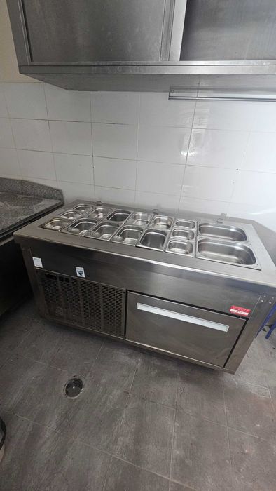 Saladetes Mesa de preparação industrial de pizza e saladas refrigerada 1.5M