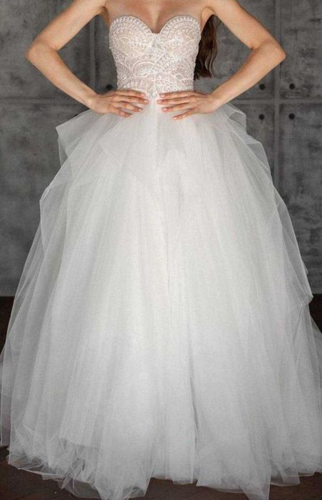 Весільна сукня в ідеальному стані.