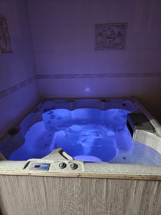 Большой джакузи на Малиновского. Спа бассейн, баня на дровах - Бани ...