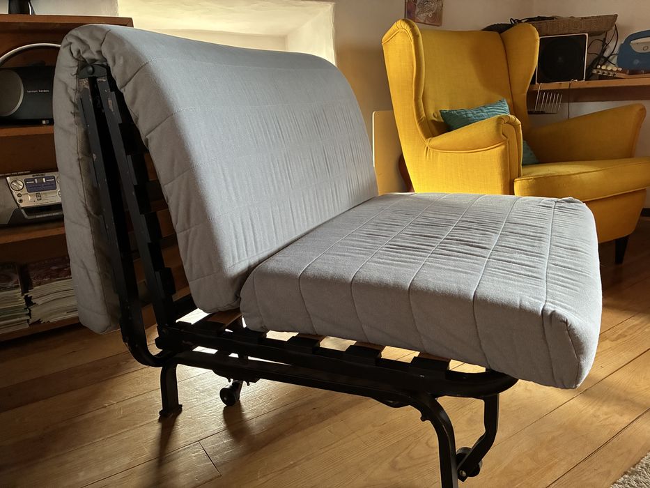 2 Sofás cama usados, em bom estado.