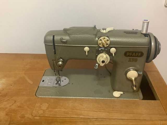 Máquina de costura PFAFF 230 automatic com movel