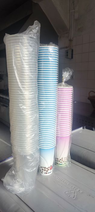 Copos de plastico e cartao rigido