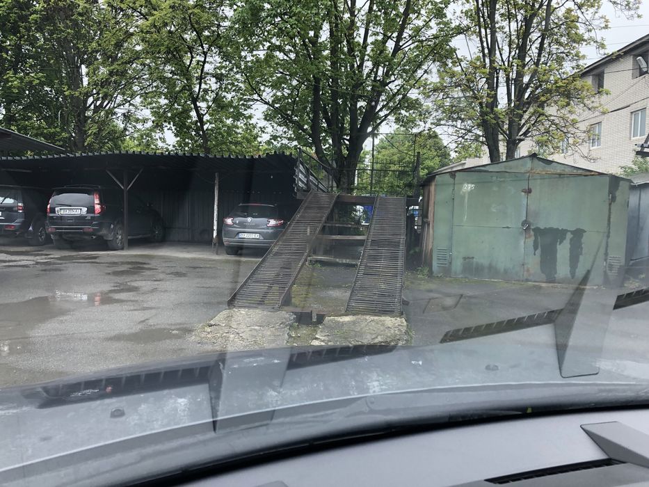 Місце на критій стоянці