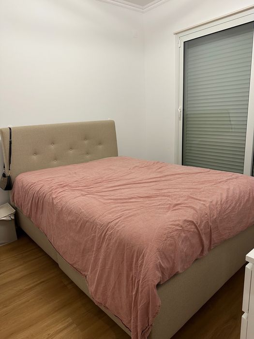 Cama estofada com arrumação de 4 gavetas