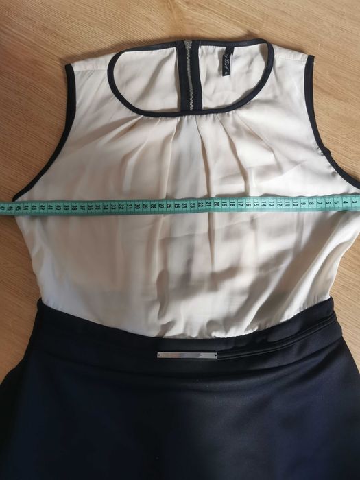 M Sukienka okazjonalna złota klamra wesele rozkloszowana czarna