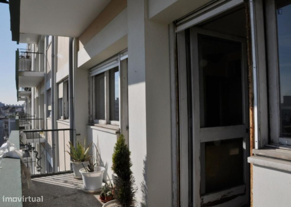 Quarto - localizado em Roma-Areeiro Lisbon