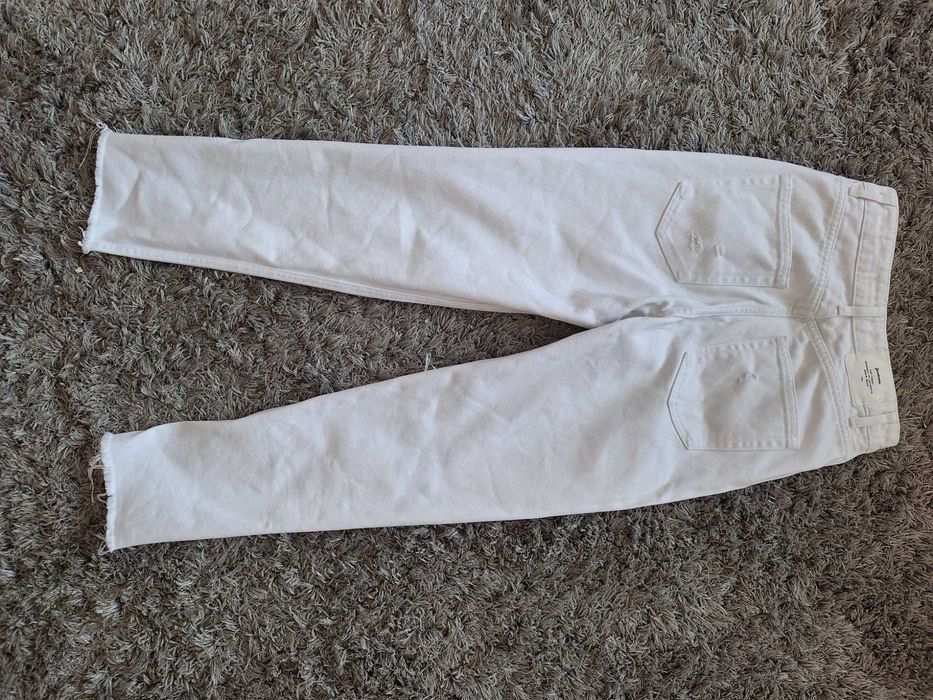 Białe jeansy z dziurami r.34, XS Stradivarius