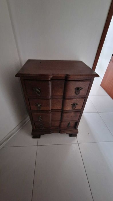 pequeno armario de 4 gavetas em madeira