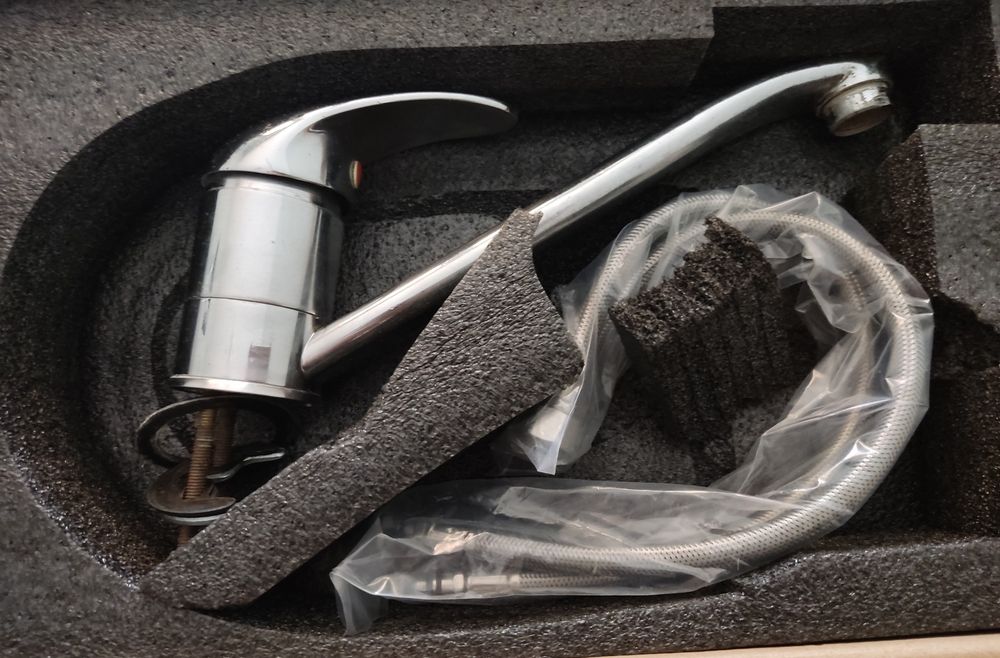 Kran zlewozmywakowy, umywalkowy z nowymi wężykami