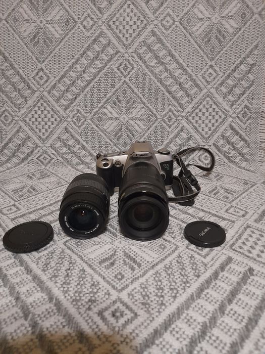 Aparat Canon plus dwa obiektywy.