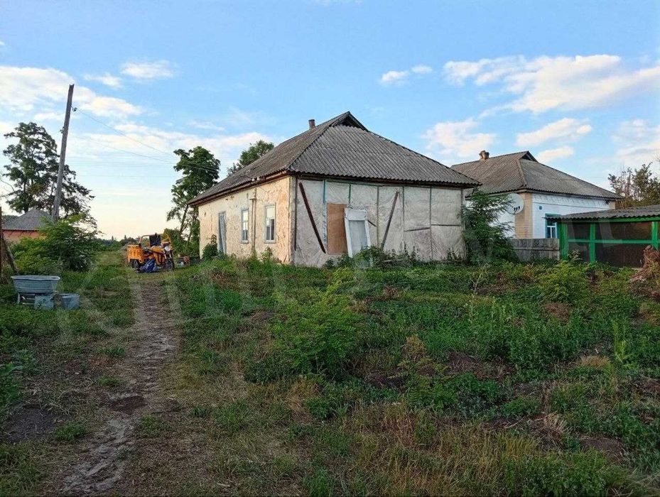 Продається будинок у центрі села з великою земельною ділянкою 60 соток