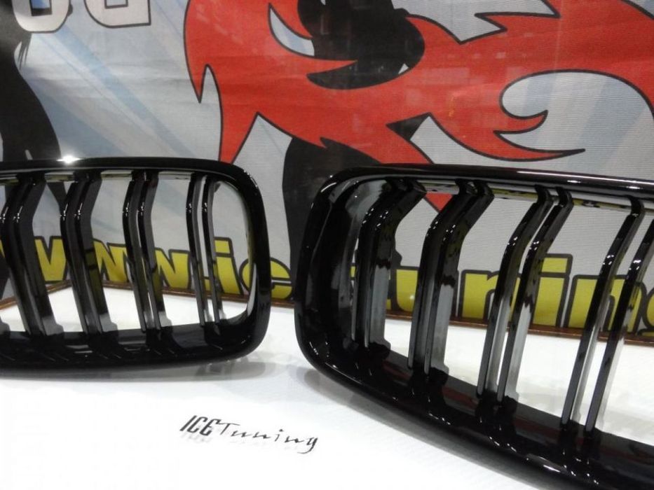Grelha frontal em plástico ABS para BMW F30 / F31 11-18 M4 look / dupla lâmina em preto piano brilhante