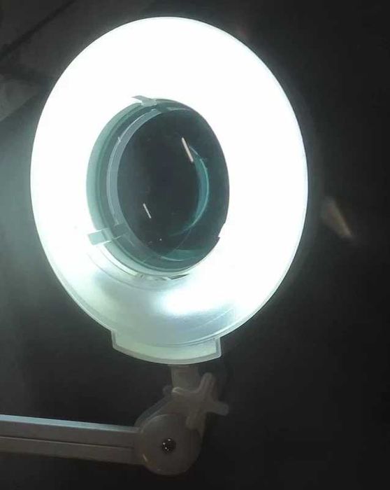 Lampa kosmetyczna z lupą.  Idealna lampa biurkowa do precyzyjnej pracy.