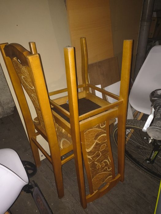 Stół z czterema krzesłami