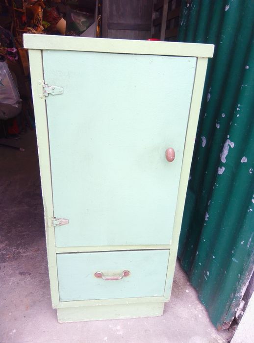 Antigo armário de farmácia em madeira