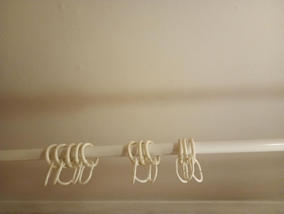 Karnisz zaporowy biały 180 cm oraz zasłony prysznicowe