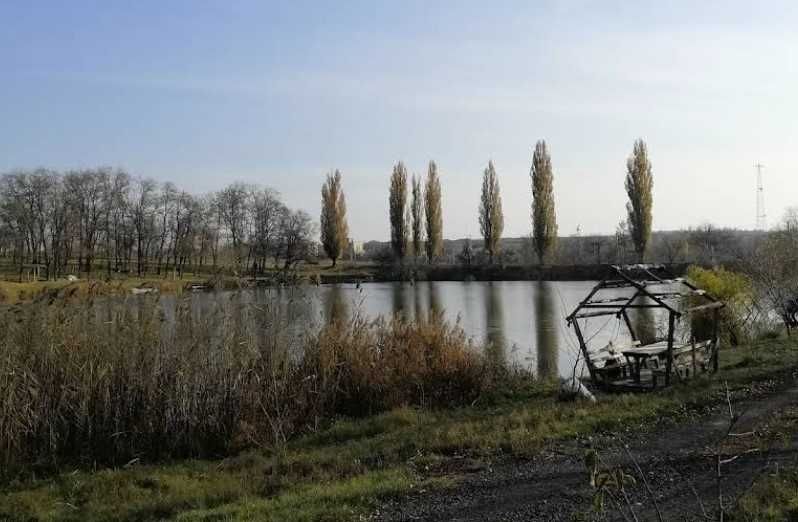 Земельна ділянка на березі водойми під будинок.