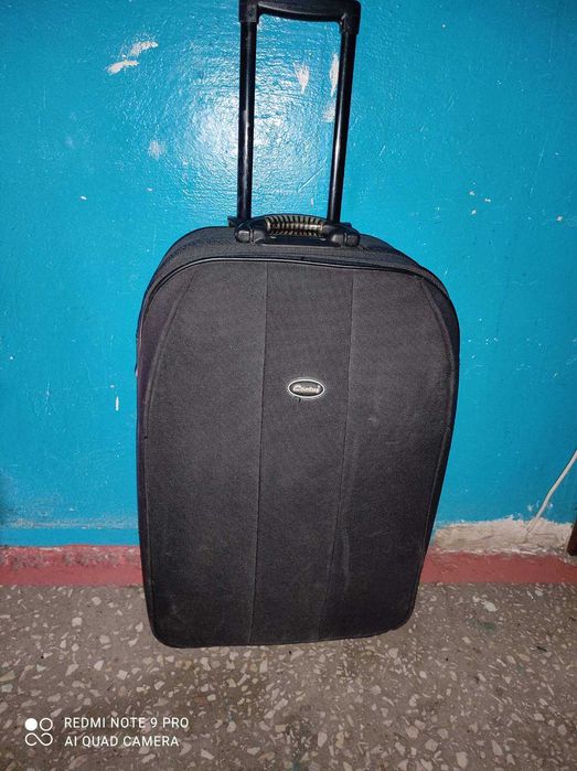 Продам чемодан в хорошем состоянии