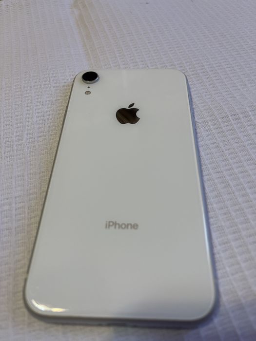 Продам iPhone XR в хорошому стані.