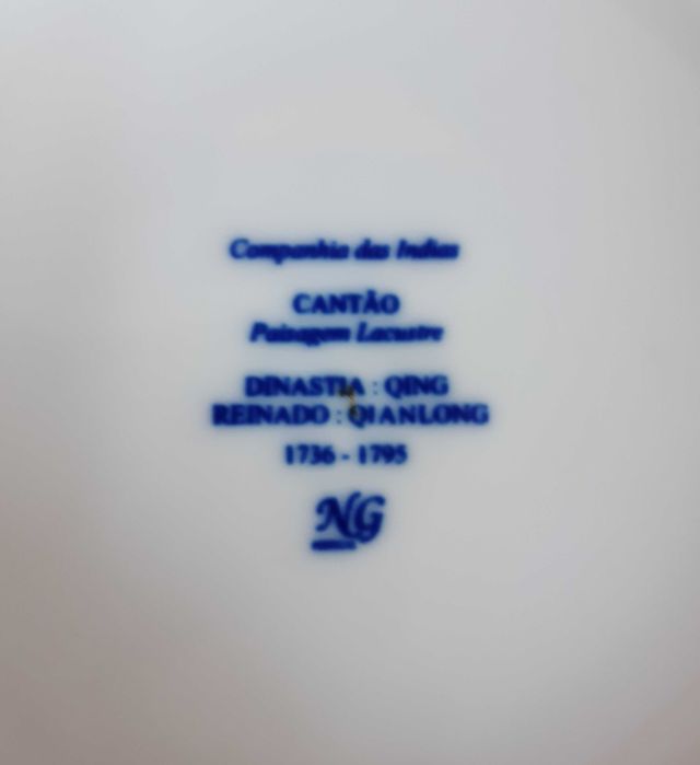 Belíssima Garrafa em Porcelana "Cantão"