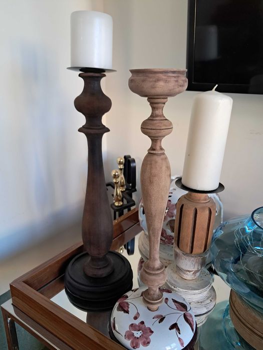 Candelabros rústicos em madeira talhada