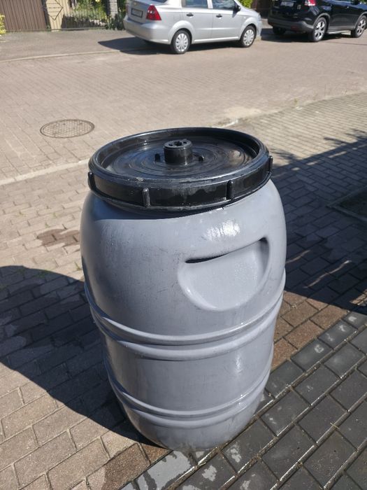 Sprzedam beczkę na deszczówkę