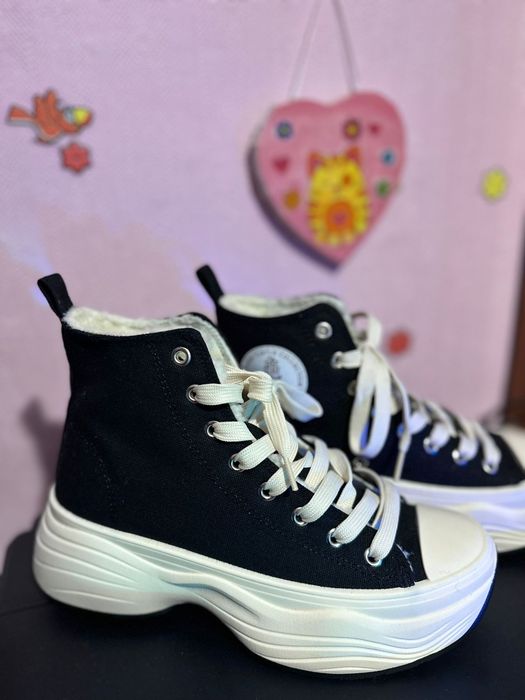 Кеди Converse з високим верхом.