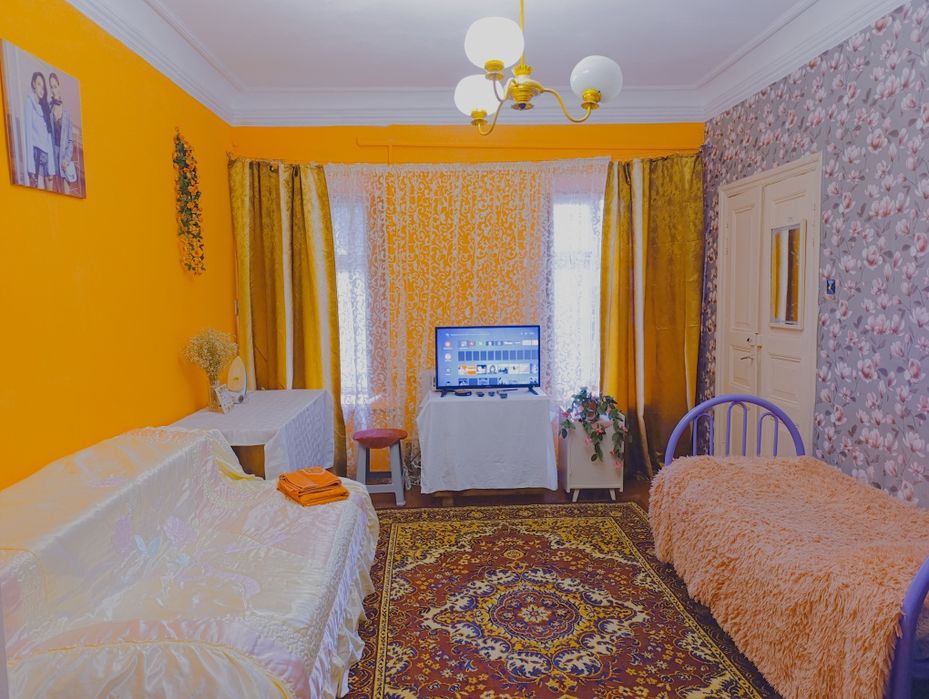 Сдаётся от хозяики 1 ком . квартира  в близи ЖД .5 спальных мест.