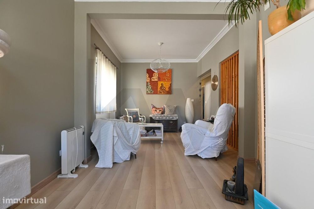 Apartamento T2 Renovado com Varanda no Centro da Parede I Cascais