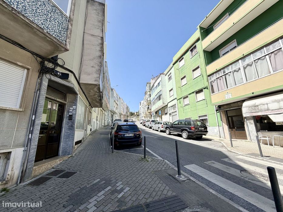T2 remodelado na Damaia com varanda fechada e vista desafogada
