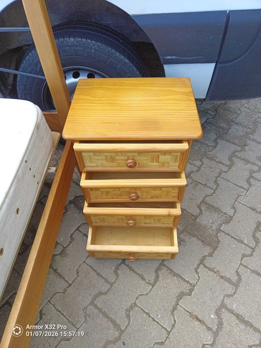 Cama de casal com criado mudo.