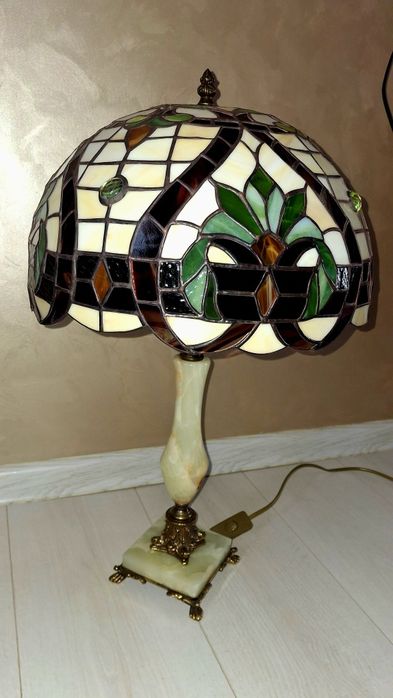 Настольная витражная лампа в стиле Тиффани.