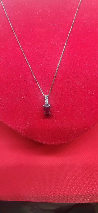 Złoty łańcuszek z zawieszką z brylantami i korundem, certyfikat