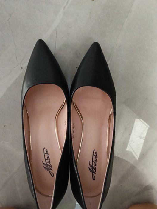 Czarne szpilki na słupku 38