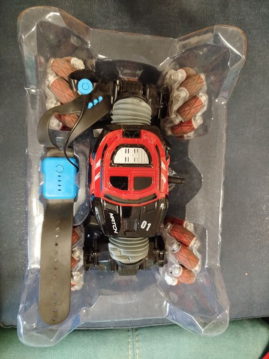 Carrinho de controle remoto vermelho. Stunt Car